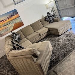 * Like New * Ashley furniture 6pc Modular sectional sofa ( Free Delivery )