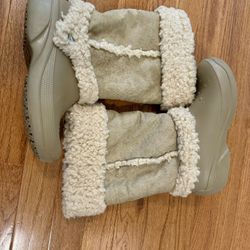 Ladies Women’s Size 6 Croc Brand Fleece Lined Clog Boots