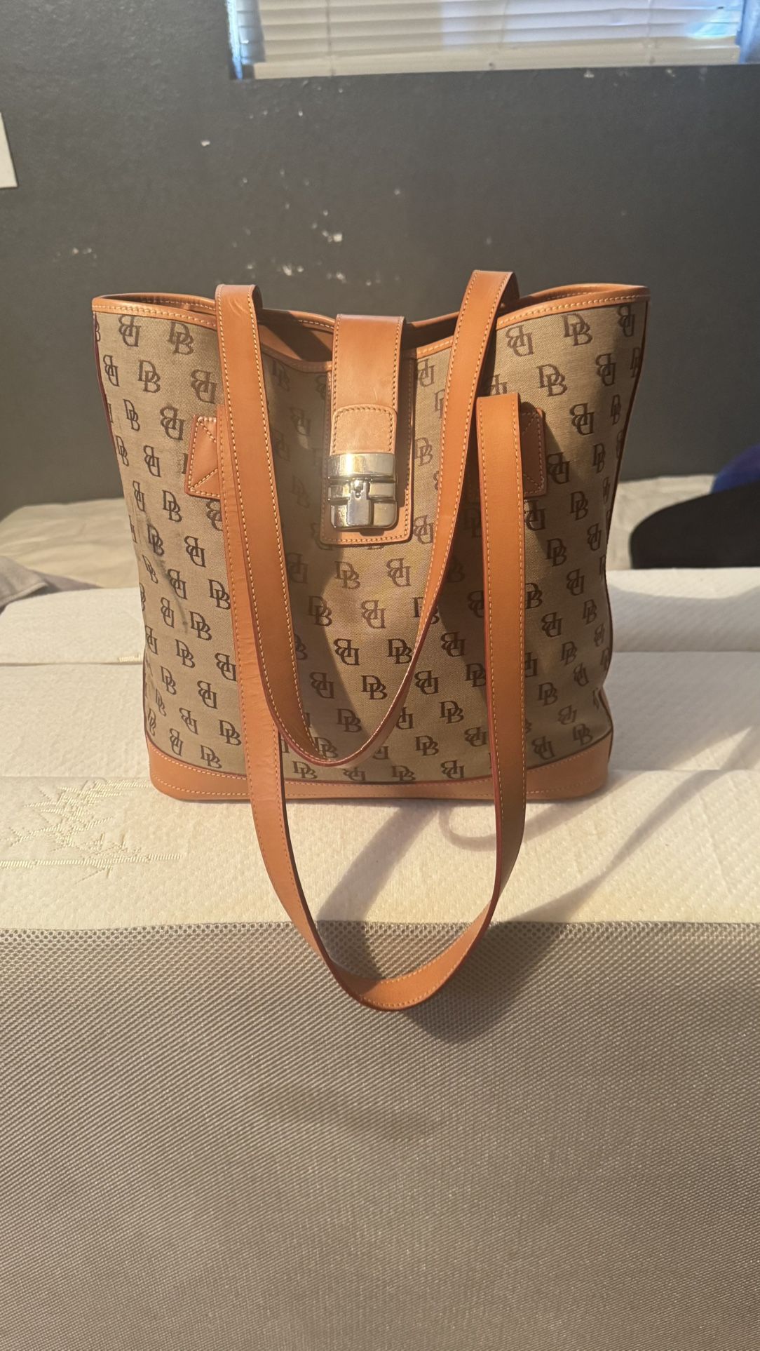 Dooney & Bourke Bucket Bag Leather Color Brown Tan Good 👍🏻