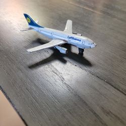 Lufthansa  Small Plane