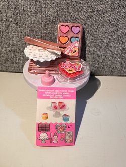 Miniverse Conversation Heart Petit Fours Set
