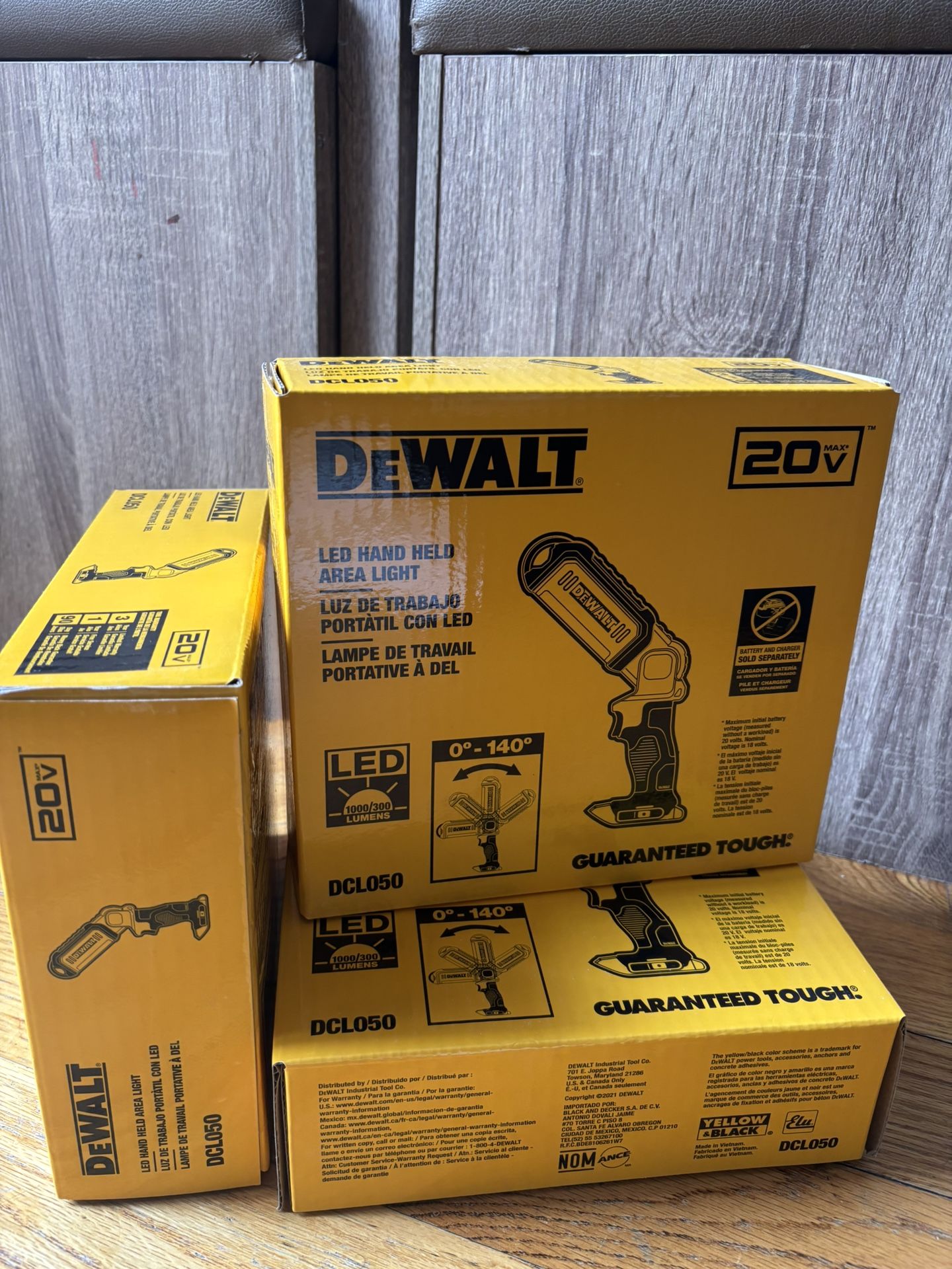 DEWALT 20-volt LED VERSATILE HAND HELD LIGHT