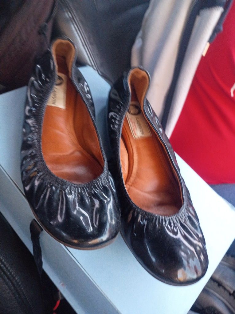This is a pair of Lanvin patent-leather ballerina shoes in black. 