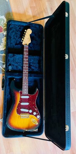 Fender Deluxe Stratocaster - Stunning Sunburst, Gold Hardware With Hard Case