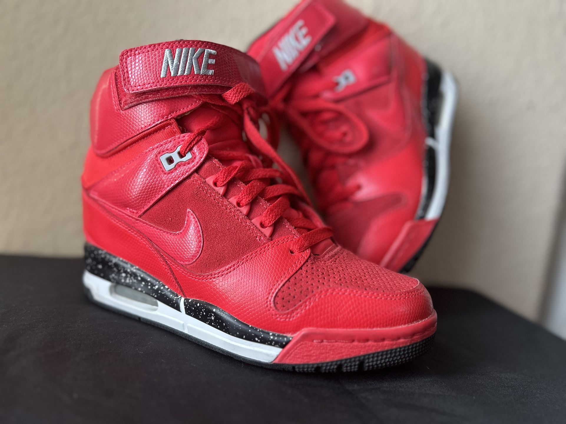 NIKE Air Revolution Ski Hi “Action Red” Size 8