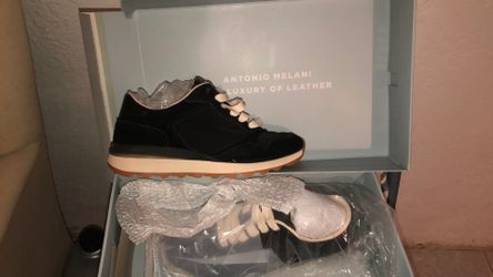 New woman’s 5.5 black sneakers