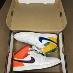 Size 2.5y Jordan 1 Mid