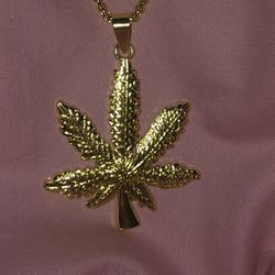 Brand New Gold Weed Leaf Charm And 26 Inch Chain  