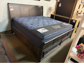 King size bed frame! Floor model sale! $499! 😍💚✅