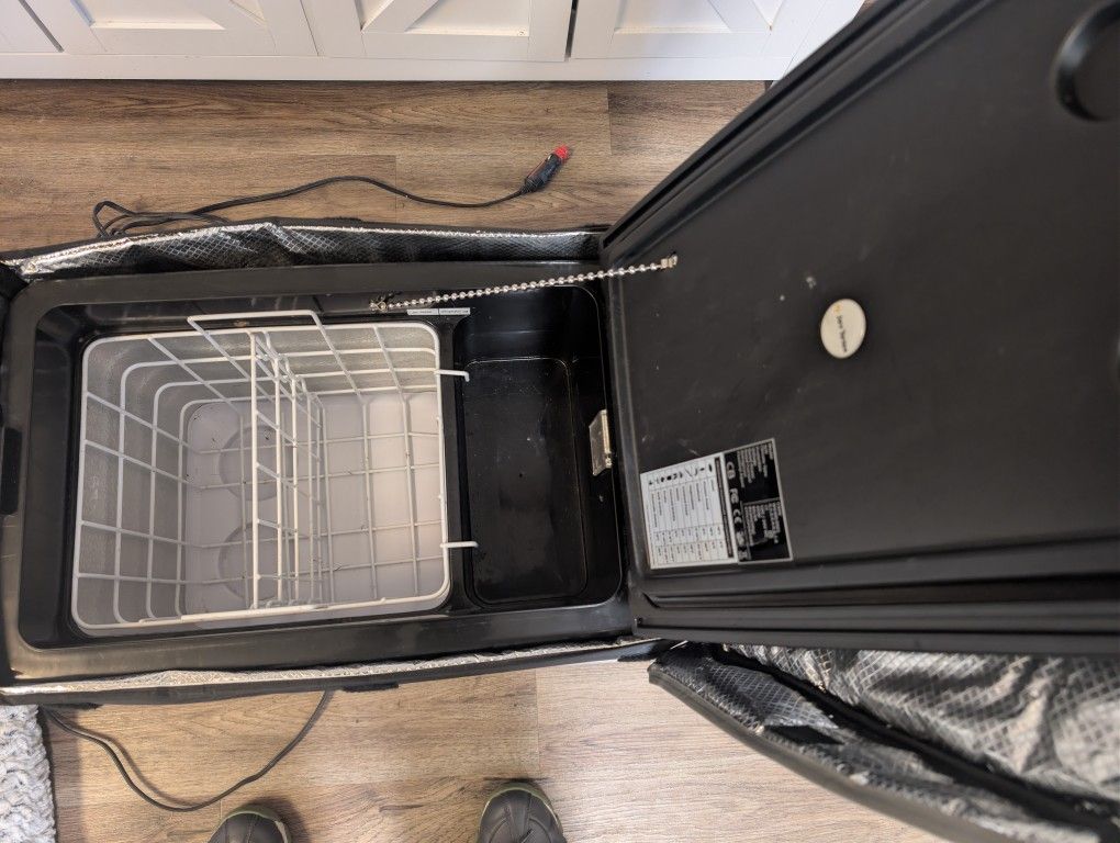 🌟 Portable 12V Camping Fridge/Freezer – Works! – $75 🌟