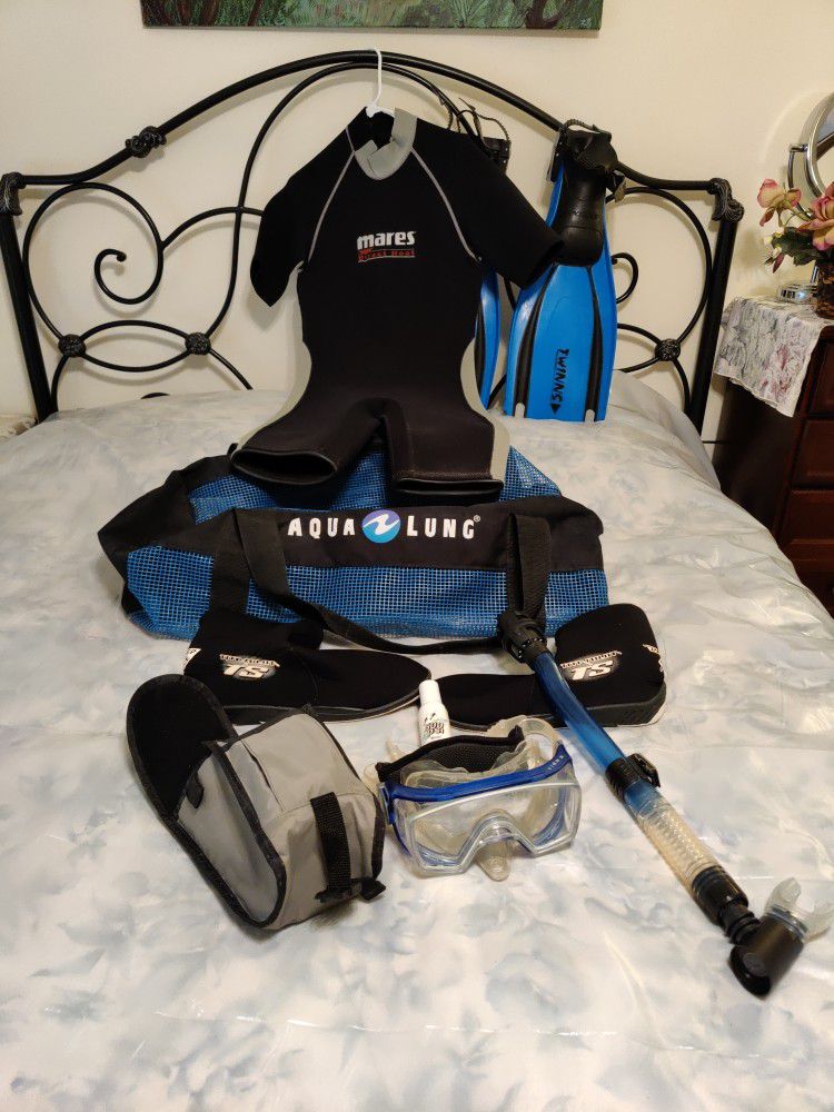 Mares Medium Dive Suit, Medium Flippers,  Size 10  Snorkel Boots, Goggles And Snorkel,  With Carrying Duffle Bag Located In Palm Beach Gardens 