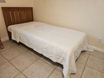 Twin Size Zinus Bed, Mattress, sheets and comforter included