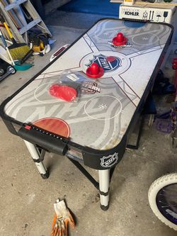 Mini air hockey table