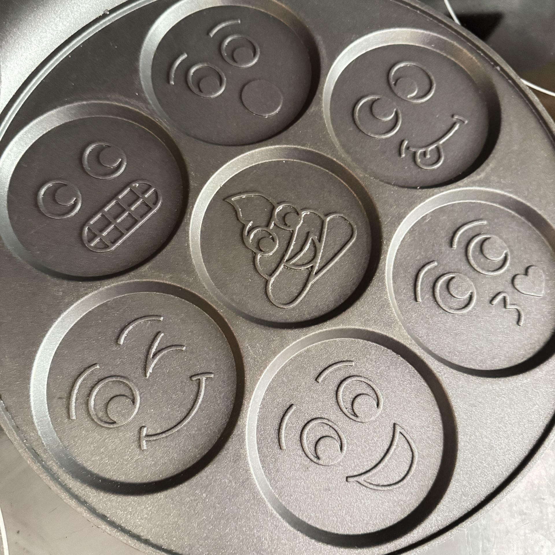 ✨ Emoji Pancake Pan – Fun Breakfast for Kids & Adults! 🍳🥞