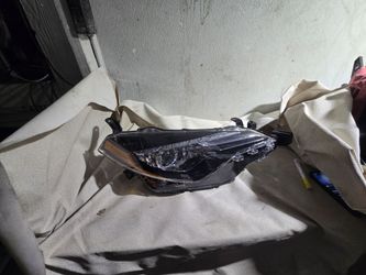 2017 20219 toyota corolla passenger headlight