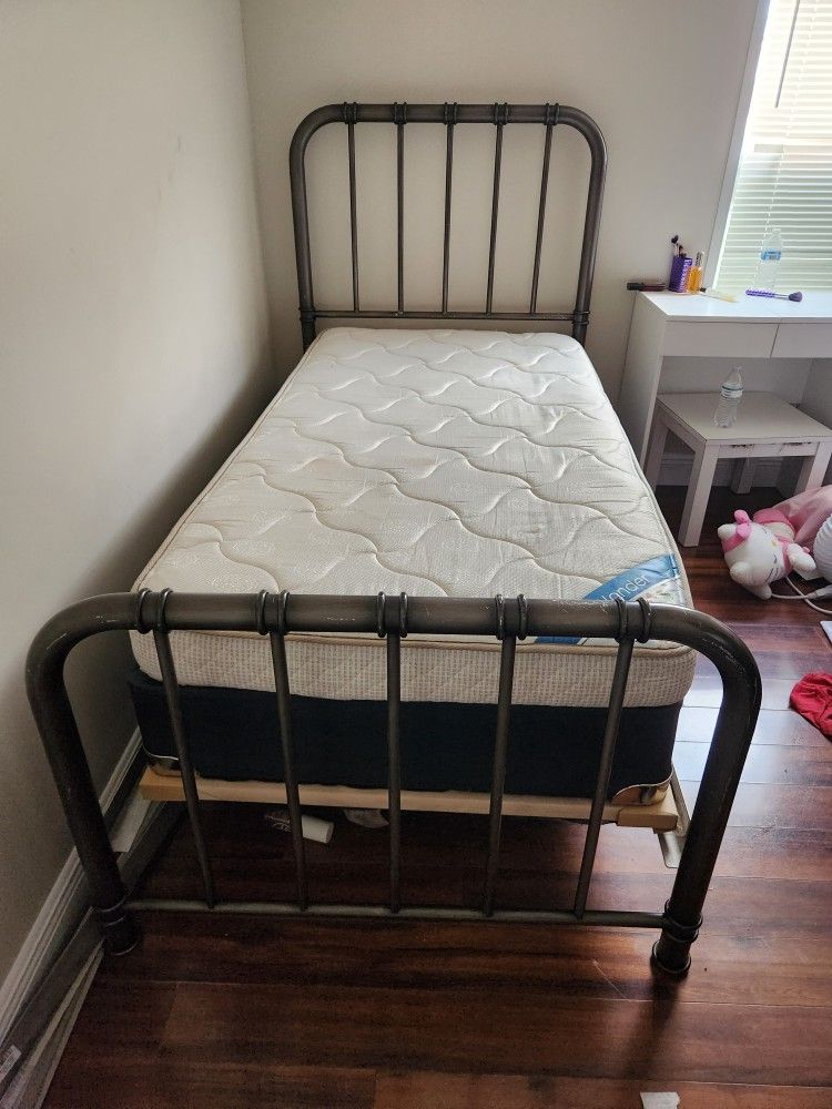 2 Metal Frame Twin Beds