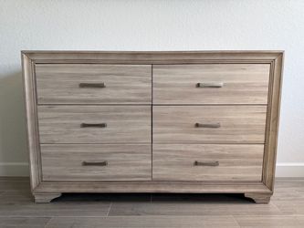 Rooms To Go “Marlow Collection” Dresser