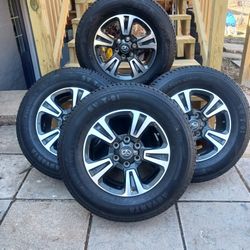 VENDO RINES PARA TACOMA 4RUNER SEQUOIA SIZE 17 6X139.7 TRAEN SENSORES ORIGINALES SOLO SE USARON 100 MILLAS 
