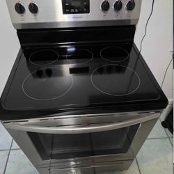 Frigidaire Stove Likes New . Precio Incluye delivery 