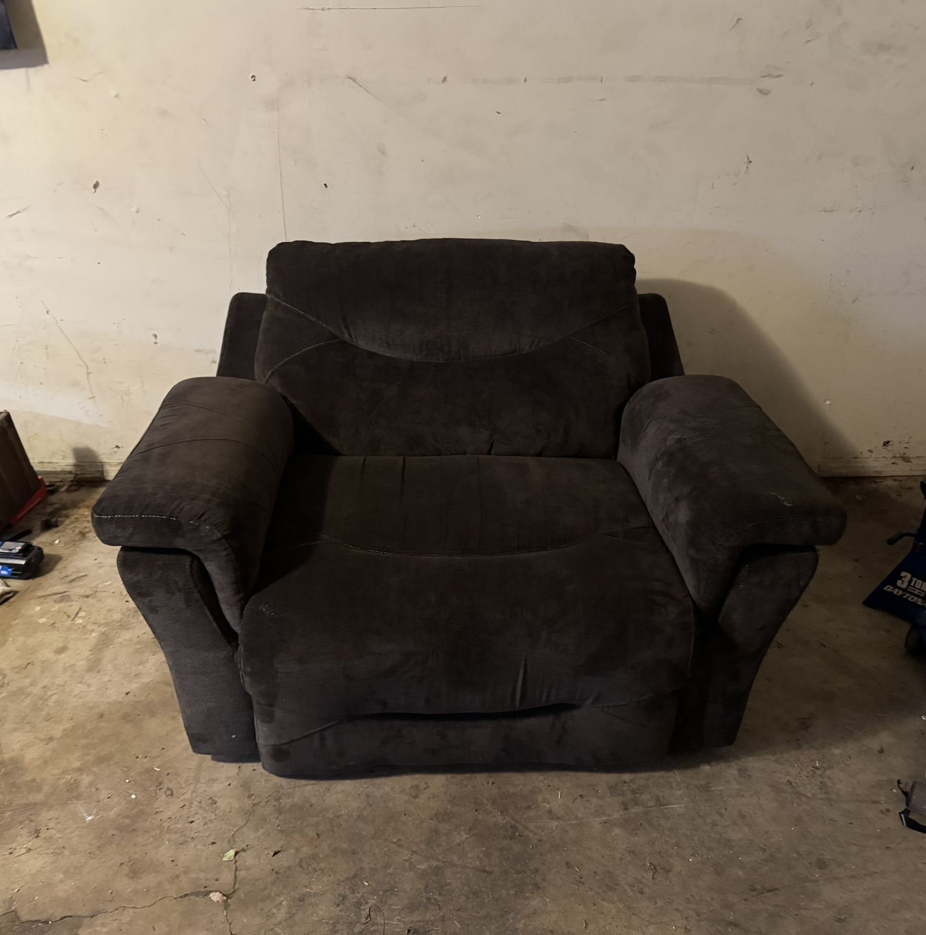 Recliner (free delivery)