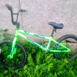 Madd Gear Freestyle BMX Child Bicycle, 20" Wheels, Green. Excellent condition 



