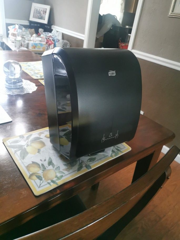 Paper Towel Dispenser (NO KEY INCLUDED)
