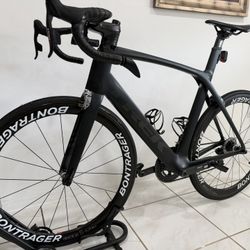 Trek Madone 9 Series - OCLV Carbon - SRAM RED eTap - Size [Insert Size] Description: Up for sale is a stunning Trek Madone 9 Series, the ultimate aero