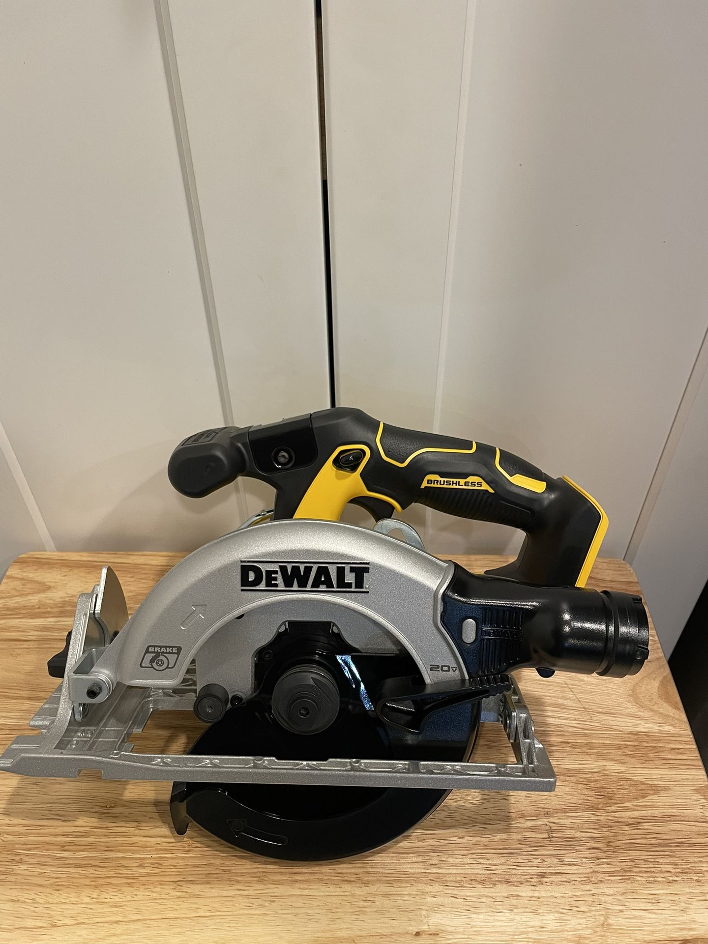 New Dewalt 6 1/2” Circular Saw 20V BRUSHLESS (Tool Only Solo Herramienta)