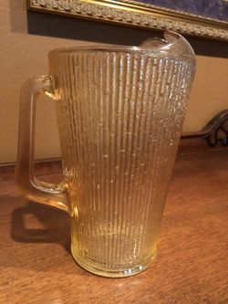Beautiful Jeannette Carnival glass pitcher from the 1940’s in excellent condition.