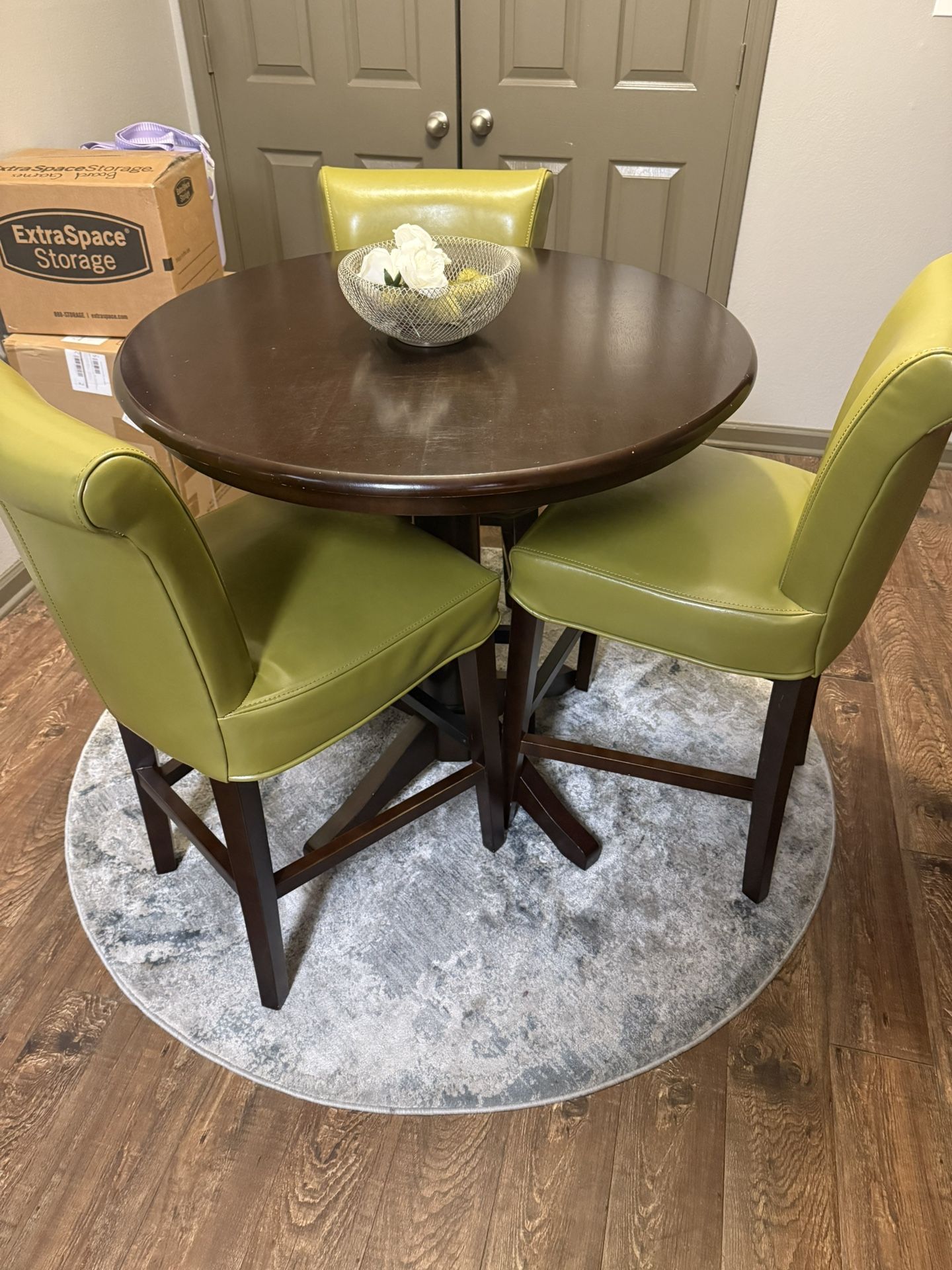 Round Kitchen Table With Chairs