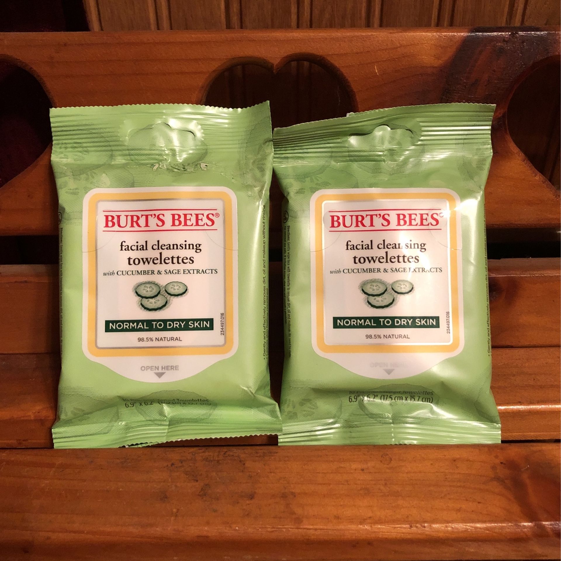 2 Burt’s Bees Facial Cleansing Towlettes