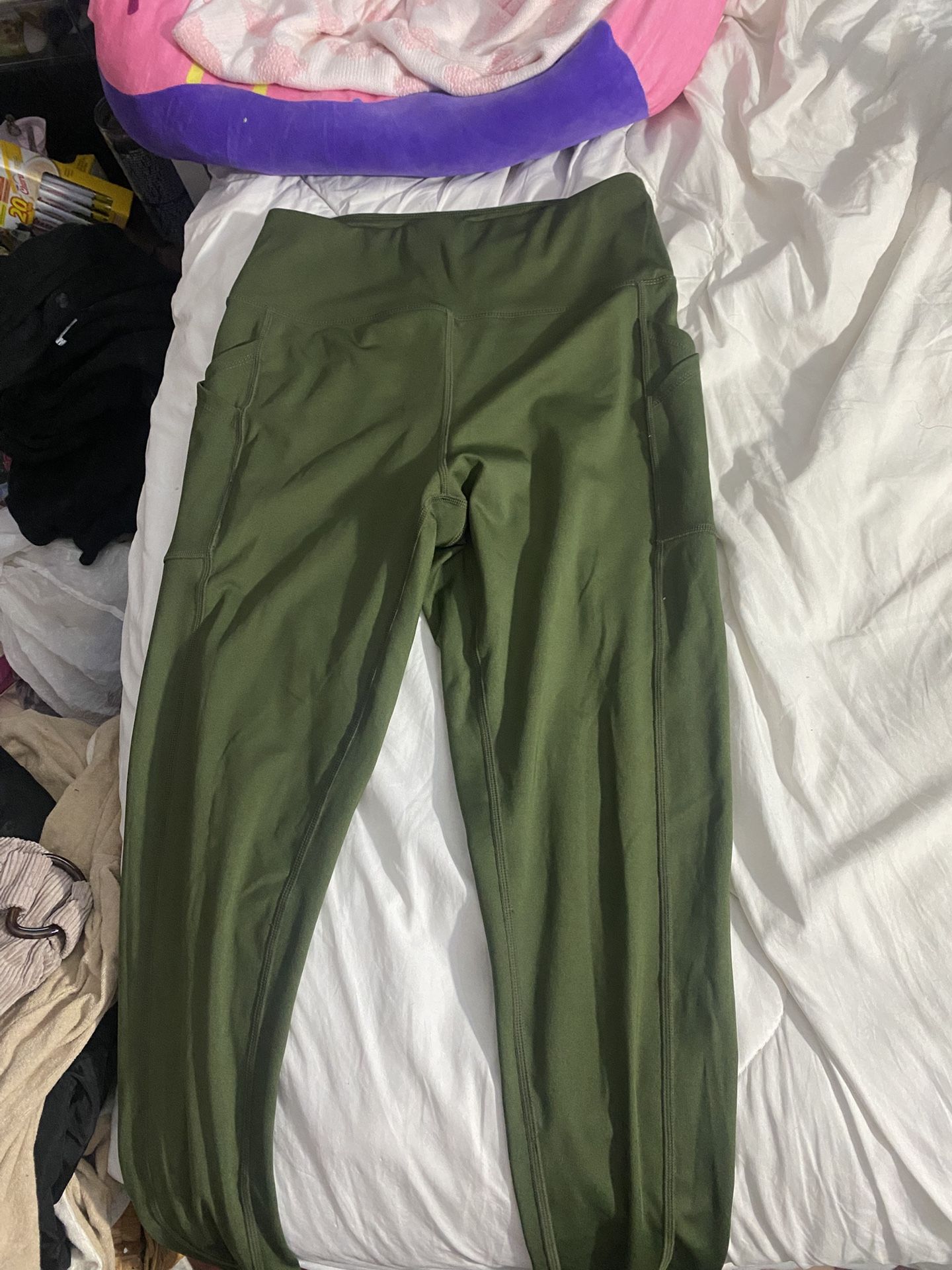Green active wear leggings with pockets
