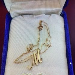 14k gold chain with M pendant 