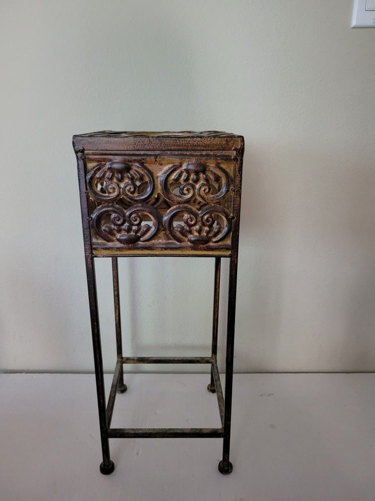 Plant Stand 20" Tall. Metal