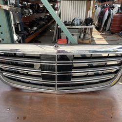 Mercedez S500 / Sclass Grille Part