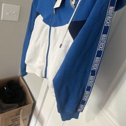 NBA DALLAS SWEATER  SIZE SMALL