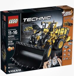 LEGO Technic Remote-Controllerd VOLVO L350F Wheel Loader (42030) - New in Sealed