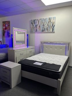 Alligator Embossed Design Queen Bedroom Set in Silver w/LED Lights on SALE