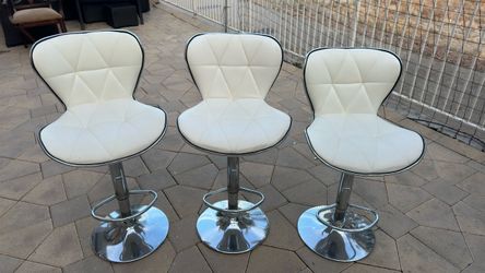 🔥 SET OF 3 Modern White Swivel Bar Stools – Beautiful Condition! ($225 OBO) 🔥