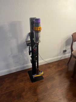 LIKE NEW Dyson V15 Detect Total Clean w/ LOTS of accessories!