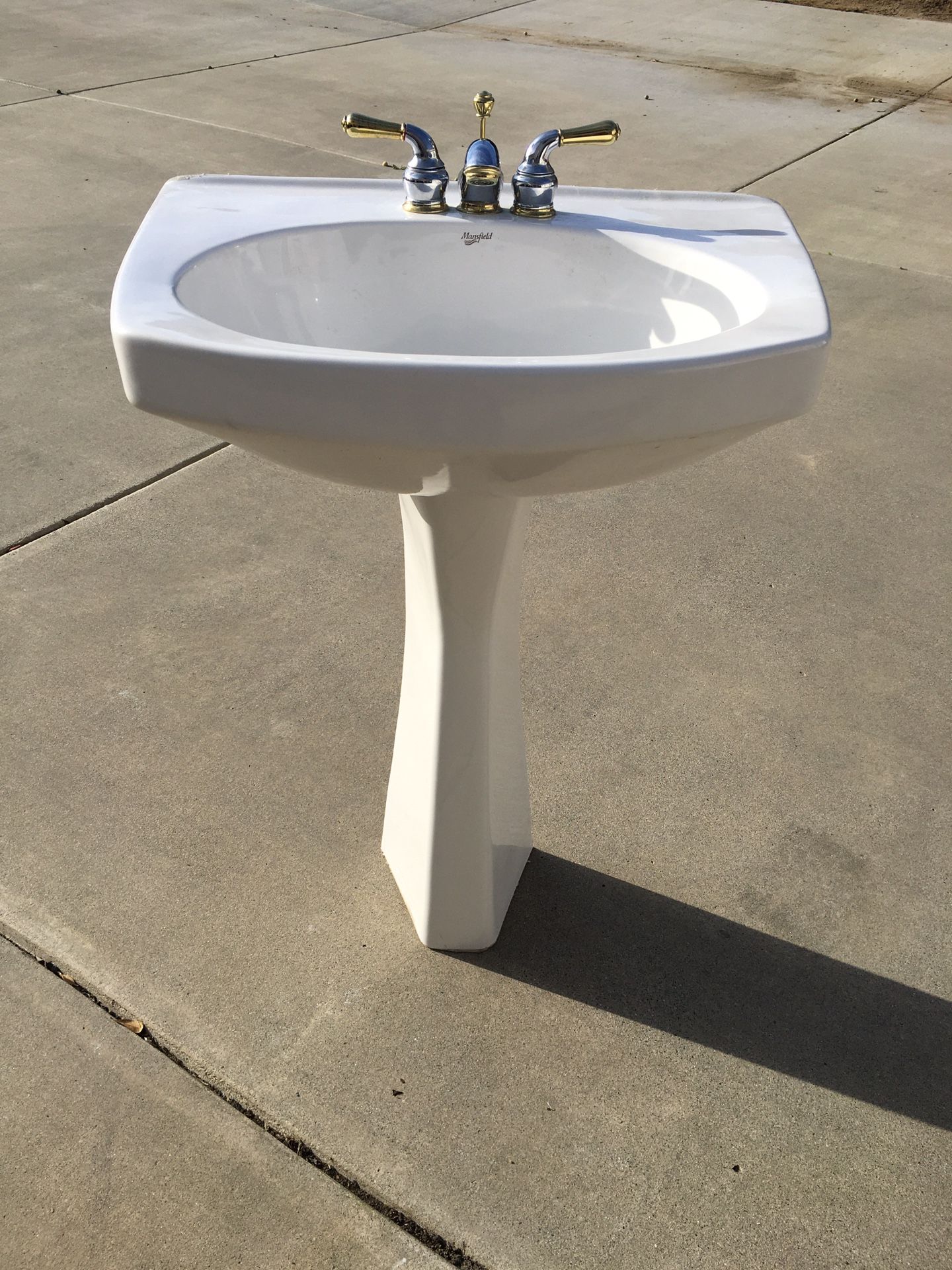 Pedestal sink with Faucet