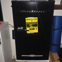 Frigidaire Black Retro Mini Fridge