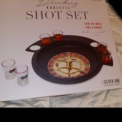 ROULETTE DRINKING SET GAME ( BRAND NEW)