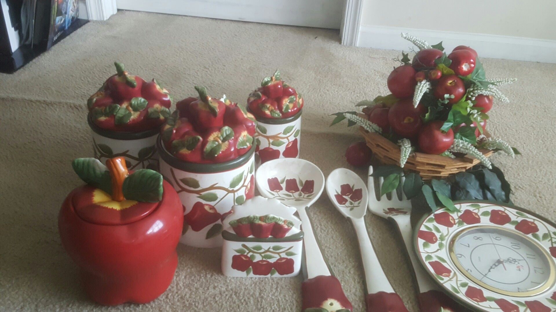 Used kitchen accessories/decorations-Apple style