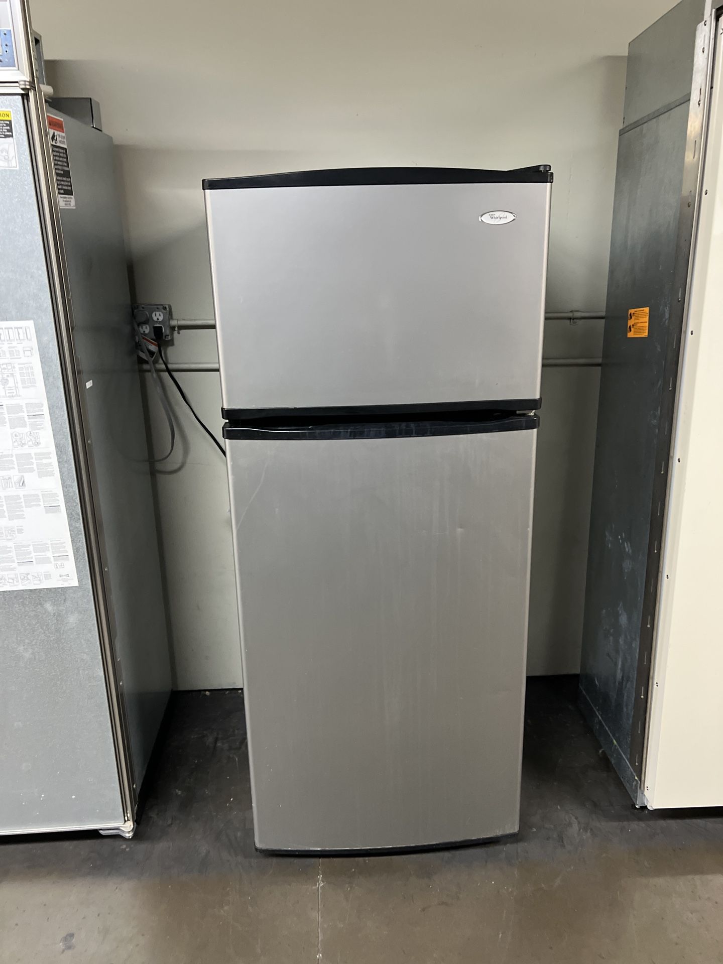 Whirlpool Apartment Size Top Freezer Refrigerator