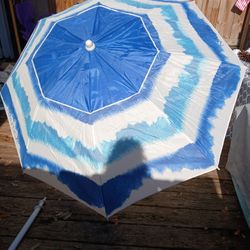 7-8 FOOT BEACH UMBRELLA, EXCELLENT CONDITION