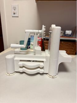 White Manual Spiral Vegetable Slicer