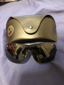 Black Ray-Ban sunglasses with case