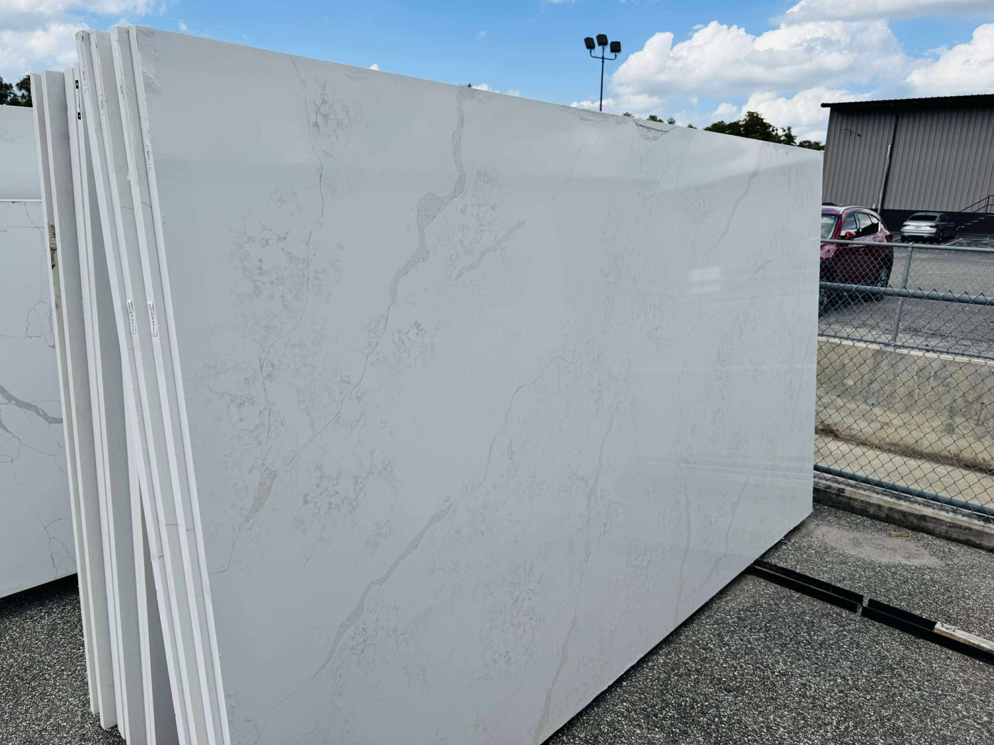 QUARTZ STONE SLABS SUPER JUMBO IN CALACATTA ALLURA 📏Each slabs cover  75.7 sq.ft, Thickness 3 cm 🔥Price $1049 per Slab🔥 