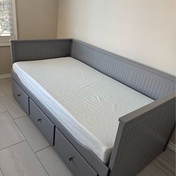 Twin Storage Daybed – possibility to convert to King Size!  One mattress included